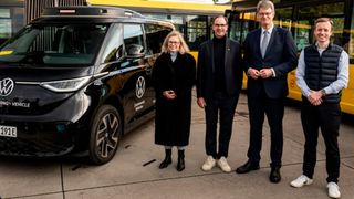 In Berlin ist der Startschuss für das Projekt NoWeL4 gefallen. Im Rahmen dessen sind fünf VW ID. Buzz AD im öffentlichen Straßenverkehr unterwegs – ausgestattet mit Level-4-Technologie. (Bild: Moia)
