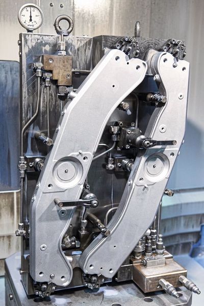 Zu den Vorrichtungen gehört für jede der 15 Maschinen eine Grundplatte mit Spannbolzen, die von den Nullpunktspannmodulen aufgenommen werden. (Bild: Fémalk)