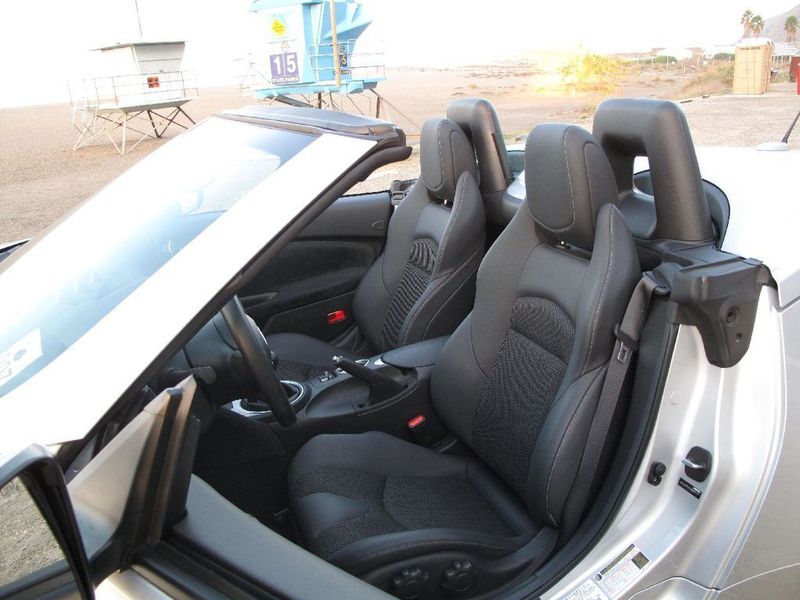 Der Fahrersitz verfügt über deutlich stärker ausgeformte seitliche Wülste und ein im mittleren Bereich erhöhtes Sitzkissen – so werden der Oberkörper und die Hüften bei Kurvenfahrt besser abgestützt. (Archiv: Vogel Business Media)