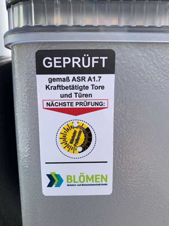 Von der Lieferung bis hin zur UVV-Prüfung übernimmt Blömen VuS sämtliche Serviceleistungen für die Schranken.(Bild:  Blömen VuS)