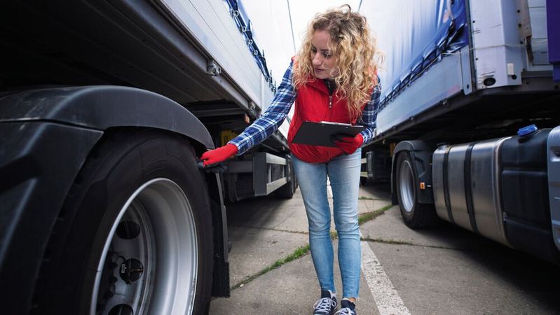 Defekte Reifen beim Lkw können hohe Kosten und schwere Unfälle verursachen – deshalb ist die regelmäßige Zustandsprüfung so wichtig.(Bild:  © littlewolf1989 - stock.adobe.com)