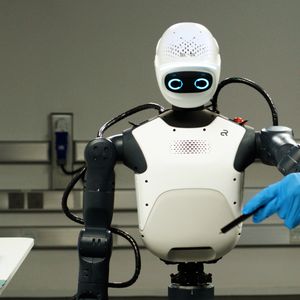 Nvidia baut seine Robotik-Entwicklungsplattform Isaac massiv aus und präsentiert in Kooperation mit Agile Robots eine neue Referenzplattform für Forschung und Entwicklung: den humanoiden Roboter Agile ONE SN.(Bild:  Nvidia)