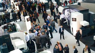 Die EMO Hannover, weltweit bedeutendste Fachmesse der Metallbearbeitung, zeigt das gesamte Angebot der Metallbearbeitungstechnik - von Werkzeugmaschinen, Präzisionswerkzeugen, Automatisierungskomponenten bis hin zu Systemen in kundenorientierter Ausrichtung. (Deutsche Messe)