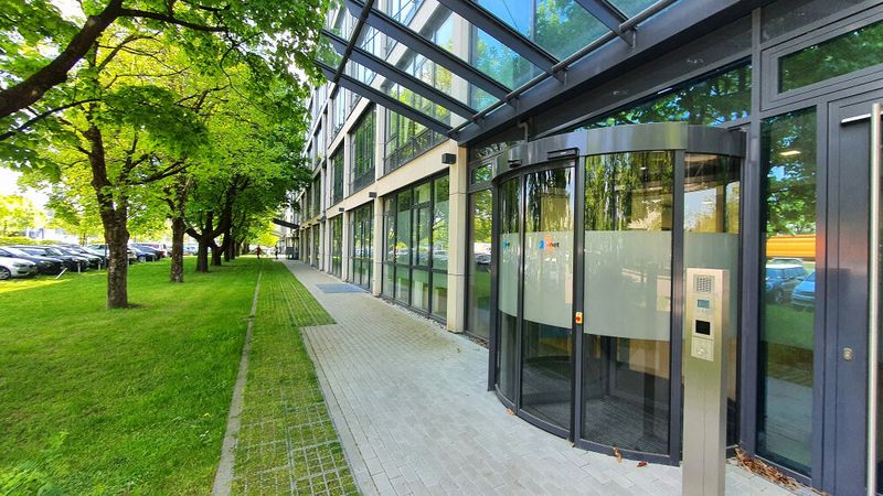 AVM Fritzbox 5590 Fiber – Erste Sicherheitstür vor dem M-net-Glasfaser-Labor. (Bild: Harald Karcher)