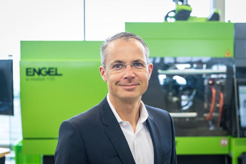 Christoph Lhota, Leiter Business Unti Medical bei Engel: „Liquidmetal punktet da, wo eine hohe mechanische Belastbarkeit mit großen Ansprüchen in Sachen Design und Oberflächenqualität kombinieren gefragt ist.“ (Bild: Engel)