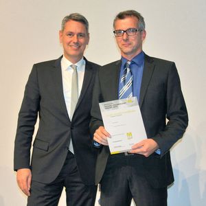 Robert Metzger, Geschäftsführer MunichExpo GmbH überreicht Michael Strehle von ebm-papst die Auszeichnung für den RadiPac.