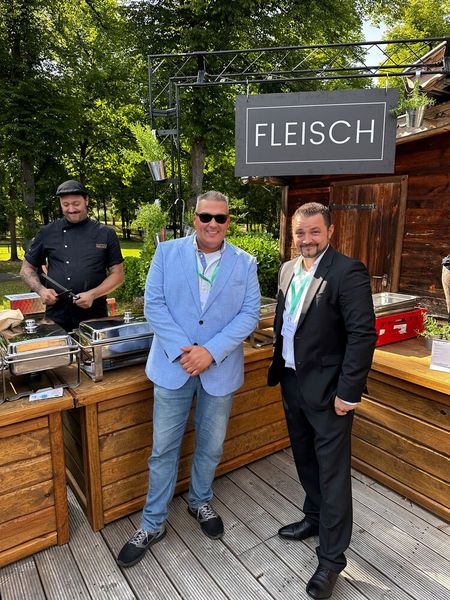 Achtung Jungs, (l.) Bülent Ural und Heinrich Mekker (MRM)! Nicht das dem Koch das Fleisch ausgegangen ist. (Bild: Vogel IT-Medien )