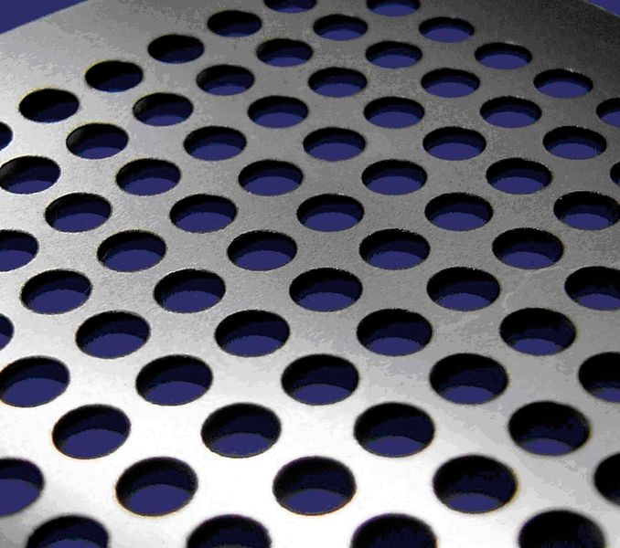 Bild 2: Im Remote-Schnitt erzeugte Lochmatrix bei einem 0,2 mm dicken Blech. (Archiv: Vogel Business Media)