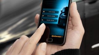Das Smartphone soll nicht nur den schlüssellosen Zugang zum Pkw bieten, sondern auch persönliche Fahrzeugeinstellungen speichern. (Continental)