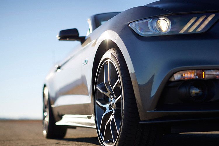 19-Zoll-Räder, ausgestellte Radhäuser – der Mustang 2015 präsentiert sich muskulös. (Foto: Ford)