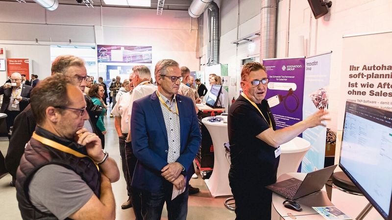 Neben typischen Werkzeugen und Geräten konnten sich Kfz-Betriebe an zahlreichen Ständen auch über digitale Hilfsmittel für ihr Geschäft informieren. (Bild: Stefan Bausewein)