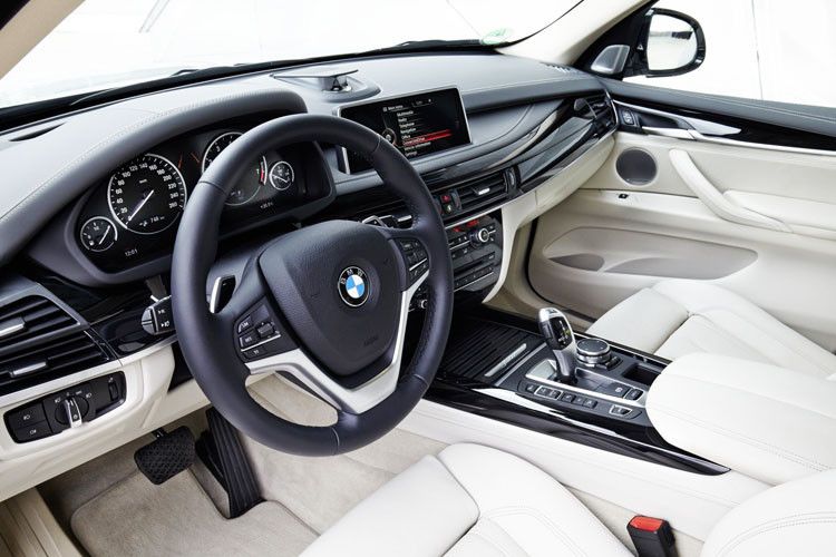 Ansprechend luxuriös präsentiert sich das Interieur des BMW X5 xDrive40e. (Foto: BMW)