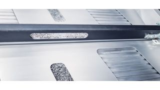 The special material structure of the housing consists of two solid aluminum sheets enclosing an inner core made of aluminum foam. (Image:Fraunhofer IWU)