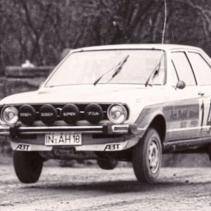 Auch abseits der Straße macht der Audi 80 der ersten Generation eine durchaus gute Figur.(Bild:  Abt)