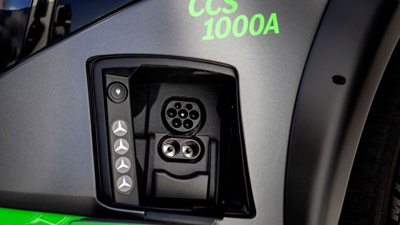 Standard ist heute das Laden per CCS-Stecker. Trotzdem lotet Mercedes-Benz am ELF die technischen Grenzen aus. (Bild: Mercedes-Benz)