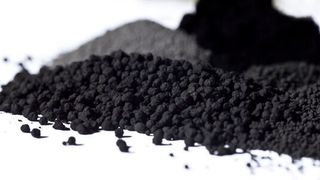 Die Herstellung von Carbon-Black erfolgt in der Regel mit hohem Energie- und Prozessmaterialaufwand. Für nachhaltigere Batterien soll dieser Stoff nun mit Acetylenruß ersetzt werden. (Orion Engineered Carbons)