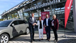 Das Autohaus Wiedmann in Saal an der Donau wird Teil der Jepsen-Autogruppe. Im Bild von links: Wiedmann-Inhaber Johann Wiedmann, Jepsen-Mehrheitsgesellschafterin Theresa Jepsen, Jepsen-Gesamtgeschäftsführer Johannes Marx und Margit Wiedmann. (Bild: Tino Lex)