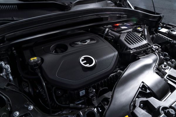 Der MINI Cooper S E Countryman ALL4 ist der erste Mini, bei dem ein Plug-in-Hybrid-Antrieb die Möglichkeit zu rein elektrischer und damit lokal emissionsfreier Mobilität eröffnet. (Mini)