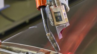 Der Laser-Online-Sensor CST Flex D führt Korrekturen direkt aus und gewährleistet optimale Schweißergebnisse. (Bild: Cloos)