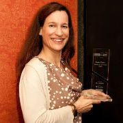 Sabine Specht mit dem begehrten Branchenpreis.(Foto:  Stefan Bausewein)