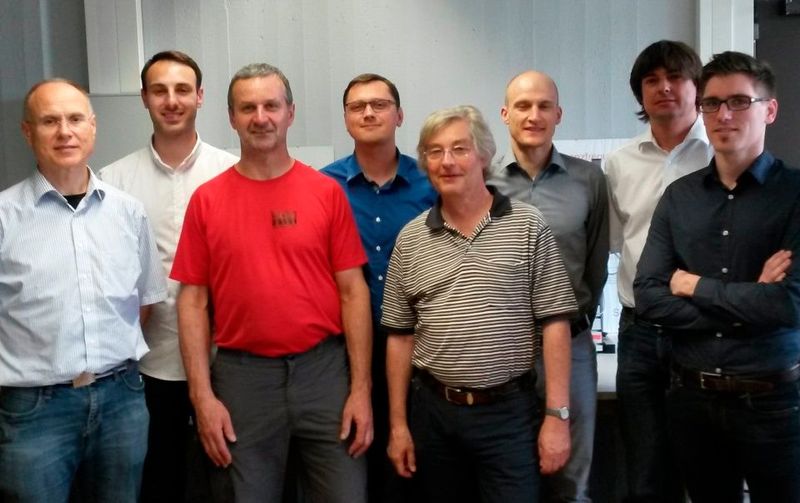 Das Team von Prof. Dr. A. Griesinger (2. von recht) am Zentrum für Wärmemanagement Stuttgart (ZFW) der Dualen Hochschule Baden-Württemberg ist spezialisiert auf Lebensdauerberechnungen und -tests von Bauelementen und thermische Interface-Materialien (Bild: ZFW)