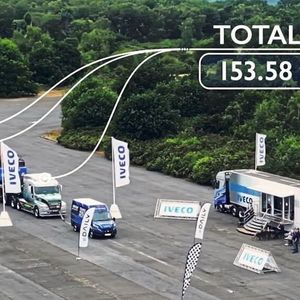 Der italienische Nutzfahrzeughersteller Iveco hat im Juli 2023 eine neue Weltbestmarke für das höchste von einem Elektro-Kastenwagen gezogene Gewicht gesetzt. Bei der mit einem Guinness-Weltrekord geadelten Aktion durfte ein Iveco E-Daily einen Iveco X-Way Strator an den Haken nehmen, dem wiederum ein Anhänger samt Bagger mit mehr als 50 Tonnen sowie ein X-Way 8x4-Kipper samt Flughafenfeuerwehrauto anhängig waren. Über eine Strecke von 30 Metern hat der E-Daily diese insgesamt 153 Tonnen schwere Kolonne gezogen.(Bild:  Iveco)