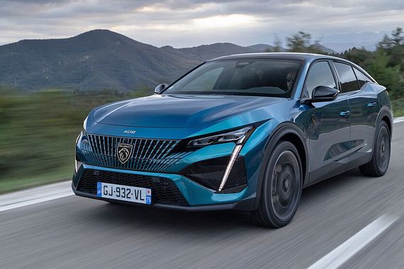 Der neue Peugeot 408 kann auf Wunsch auch elektrisch fahren. (Bild: Peugeot)