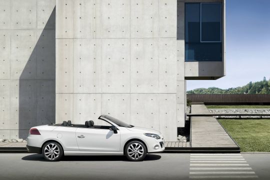 Trotz Klappdach überzeugt der Megane mit gelungenen Proportionen und einer nicht zu stark geneigten Windschutzscheibe. (Archiv: Vogel Business Media)