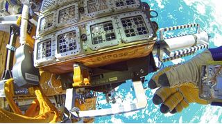 Plattform (EXPOSE-R2) außerhalb der ISS zur Simulation einer Mars-ähnlichen Umwelt, die für die Experimente genutzt wurde. (Bild: ESA)