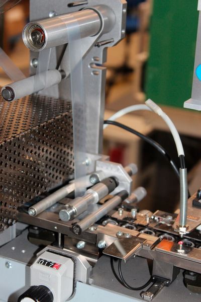 Durchdachter Verpackungsprozess unter Reinraumbedingungen: Spritzgussteile werden in einen Blistergurt eingelegt und durchlaufen eine Sensorprüfung, ob der Blister korrekt befüllt ist. Im Anschluss wird die Verpackung durch Aufschweißen einer Folie verschlossen.  (Rodinger Kunststoff-Technik GmbH)