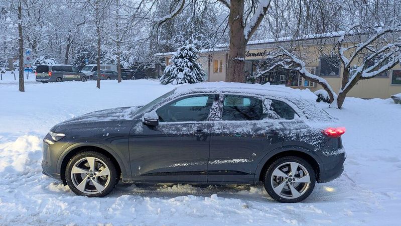 Drehmomentstarker Diesel, Allradantrieb, griffige Pirelli-Winterreifen – auf Schnee macht dem Audi Q5 so schnell keiner etwas vor.(Bild:  Rosenow – VCG)