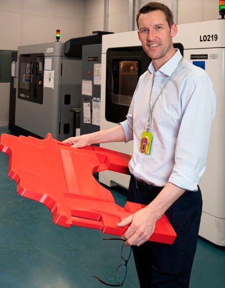 Greg Flanagan, Additive Manufacturing Operations Lead bei BAE Systems Air, hält eine der 3D-gedruckten Bodenabdeckung für das Typhoon-Cockpit. (Stratasys // Bae Systems)