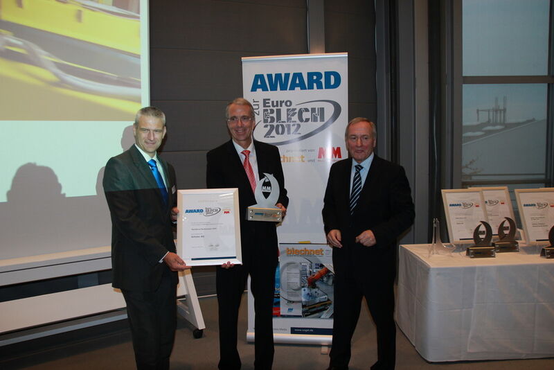 Thomas Spießhofer, Leiter Technik bei der Schuler AG (links), und Vorstandsmitglied Joachim Beyer (Mitte) haben den Award von Blechnet-Chefredakteur Dietmar Kuhn erhalten. (Königsreuther)