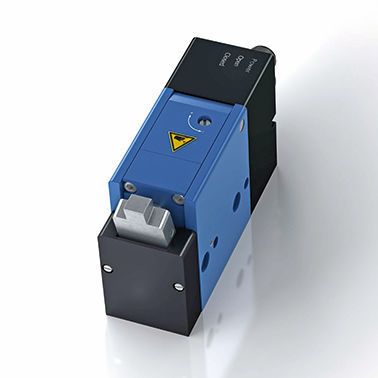 Die elektrisch gesteuerten Palettenstopper kommen in vier Grundtypen vor, wobei deren Vertreter einen Massebereich von 1 bis 600 kg abdecken. Der abgebildete Typ P-ED-20 ist der kleinste elektrisch arbeitende Palettenstopper von ACE und dämpft Massen von 1 bis 20 kg. Er wird an Transfersystemen für empfindliche Produkte bei hohen Geschwindigkeiten eingesetzt. (ACE Stoßdämpfer)