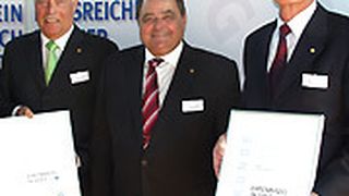 Obermeister Klaus-Dieter Schaal (Mitte) zeichnente Hans Peter Mayer (li.) und Volker Kinzler (re.) mit der Ehrennadel in Gold aus. (Archiv: Vogel Business Media)