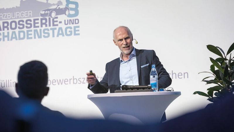 Dr. Andreas Ottofülling während der Würzburger Karosserie- und Schadenstage (WKST) 2022.(Bild:  Stefan Bausewein)