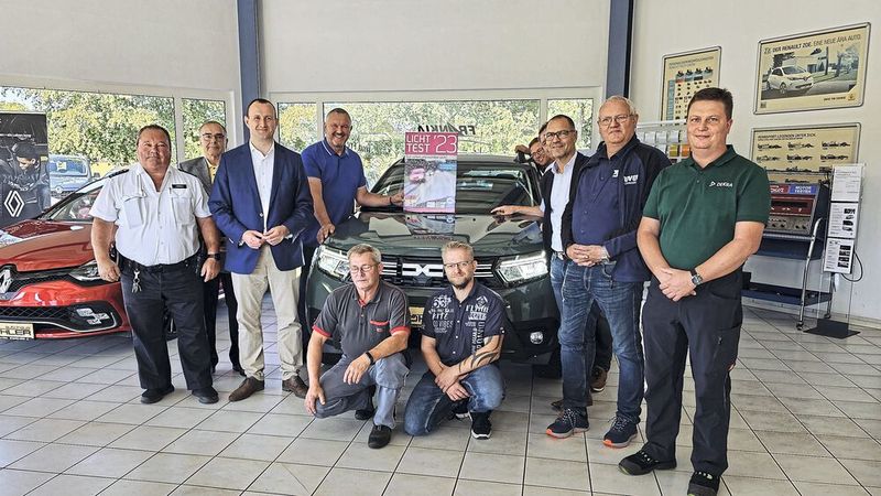 Licht-Test-Start in der Kfz-Innung Ostthüringen im Autohaus Köhler: (v. l.) ein Vertreter der örtlichen Polizeidirektion, Wolfgang Schubert (Verkehrswacht Orlatal), Christian Herrgott (MdL),  Stefan Haase (Geschäftsführer Kfz-Innung Ostthüringen), ein Vertreter der GTÜ, Holger Haupt, (Kfz-Innung Ostthüringen), Dominic und Hartmut Köhler (Autohaus Köhler), Dietmar Hoffmann (Geschäftsführer des Kfz-Landesverbands Thüringen), Frank Hellfritzsch (TÜV Thüringen Fahrzeug GmbH & Co. KG) und Christian Dubiel (Dekra Automobil). „In Zeiten von LED, Laser und intelligenten Lichtfunktionen ist der Licht-Test keine Sache mehr von Minuten und nur mit modernster Technik und fachlichem Know-how möglich“, betont Obermeister Thomas Roth den hohen Anspruch der Sicherheitsaktion. (Bild: Kfz-Innung Ostthüringen)
