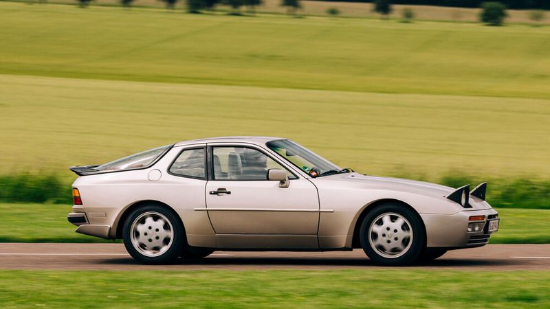 Im Verkauf war der 944 mit den charakteristischen Klappscheinwerfern einer der erfolgreichsten Sportwagen seiner Zeit und sicherte Porsche rückblickend betrachtet das Überleben. Die Motorleistung des Porsche 944 reicht von 110 kW (150 PS) beim Basismodell bis hin zu 184 kW (250 PS) beim Modell 944 Turbo. Der Vierzylindermotor ist vorn unter einer langen Motorhaube eingebaut. Das Getriebe sitzt für eine möglichst ausgeglichene Gewichtsverteilung des Fahrzeugs an der angetriebenen Hinterachse, wie beim 924 (Transaxle-Bauweise). (Bild: Porsche)
