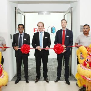 Von links nach rechts: Ramdas Cherupara, President Schaeffler South East Asia, Andreas Schick, CEO Schaeffler Asia Pacific, und Matthias Biegner, Accountable Manager FAG Aerospace Singapore, kurz vor dem Durchschneiden des roten Bandes während der Eröffnungsfeier des Aufbereitungszentrums von FAG Aerospace Singapore.