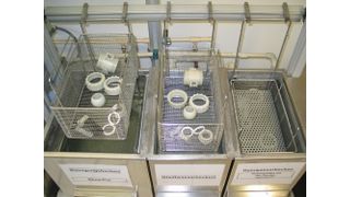 Armaturen und Formteile werden in elektrochemisch polierten Edelstahlkörben in einem dreistufigen Prozess gereinigt. (Bild: Akatherm FIP)