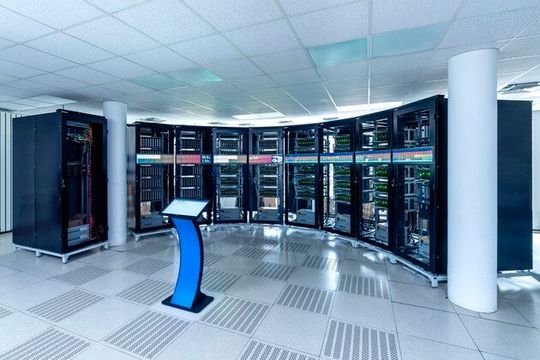 „Spinnaker2 vereint eine hohe Effizienz mit Echtzeitverarbeitung bei Latenzen unter einer Millisekunde“, sagt TUD-Proessor Christian Mayr, unter dessen Leitung  „Spinnaker2“ im Rahmen des EU Flagship-Projekts „Human Brain Project“ entwickelt wurde. (Bild:  TU Dresden)