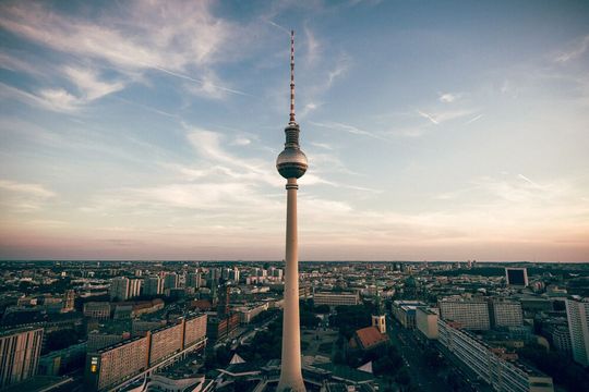 Von 31 untersuchten Städten ist Berlin für Digitaltalente extrem attraktiv und landet nach Dublin auf Platz zwei des Rankings der attraktivsten Städte für Digitaltalente. Von 31 untersuchten Städten ist Berlin für Digitaltalente extrem attraktiv und landet nach Dublin auf Platz zwei des Rankings der attraktivsten Städte für Digitaltalente.