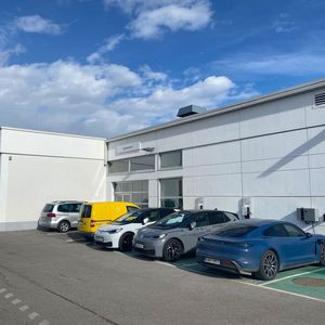 Schnellladesäulen sind noch rar und die vorgeschlagenen Stationen manchmal besetzt. Dann bleibt nur das Laden im nahen Industriegebiet.(Bild:  Benjamin Bessinger/SP-X)