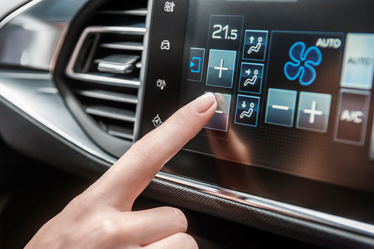 Deren Funktionen steuert der Fahrer nun über einen zentral angeordneten Touchscreen. (Foto: Peugeot)