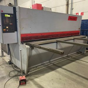 Blick auf die zur Versteigerung bereit stehende Tafelschere VR 13/3080 von Beyeler.(Bild:  Surplex)