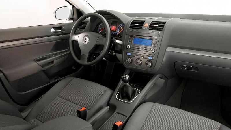 Auch bei Volumenmodellen, hier der mit dem Golf verwandte VW Jetta, setzte sich die Klimaanlage mittlerweile als Standard durch. (Bild: Hersteller)