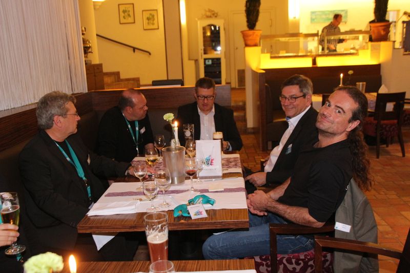 Abendlicher Ausklang in Frankfurt: Dieter Neumann, Andreas Schuler (beide C4B), Peter Haudan, Rainer Lerche (beide HOC) und Bernd Walter (C4B) (Bild: C4B)