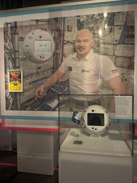 Von Astronautenassistenten wie dem „fliegenden Gehirn“ CIMON, der 2018 gemeinsam mit dem ESA-Astronauten Alexander Gerst, „Astro Alex“, auf der ISS seinen Einsatz hat ... (© cm)