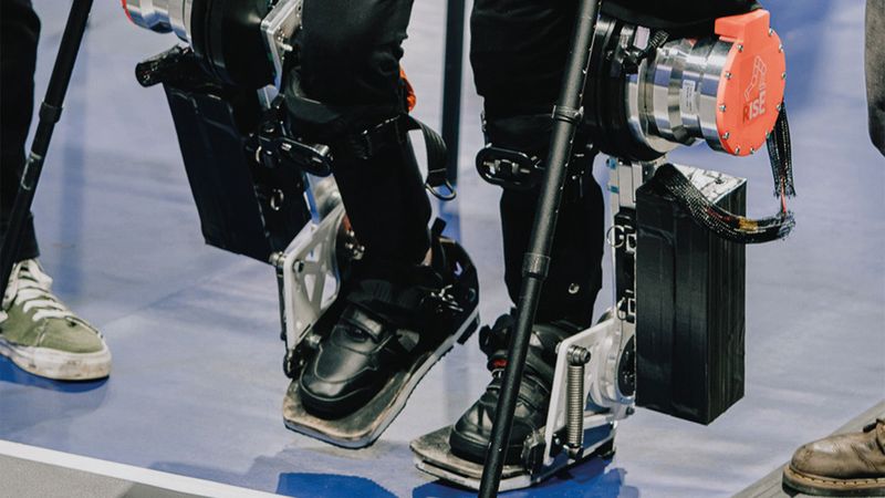 Das von RISE entwickelte Exoskelett unterstützt die Bewegungen des Unterkörpers.(Bild:  Technische Universität Berlin)