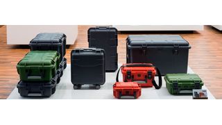 Die neuen Schutzkoffer von Auer sind bis 1 m Tiefe wasserdicht, stapelbar und trotzen Temperaturen von -30 bis 60 °C. (LarsLangemeier.de)